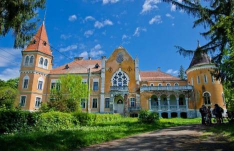 Castelul-Calendar, o minune arhitectuală din România, unică în lume! Are 365 de ferestre, 52 de camere şi șapte terase