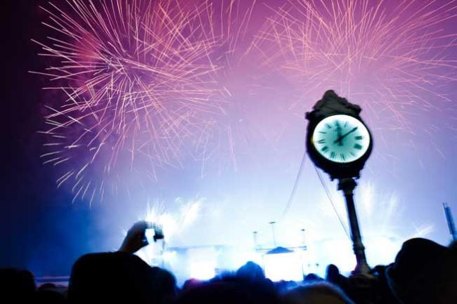 LA MULŢI ANI, 2017! Mii de rom&acirc;ni s-au adunat &icirc;n pieţele din centrul oraşelor pentru a sărbători trecerea &icirc;n noul an