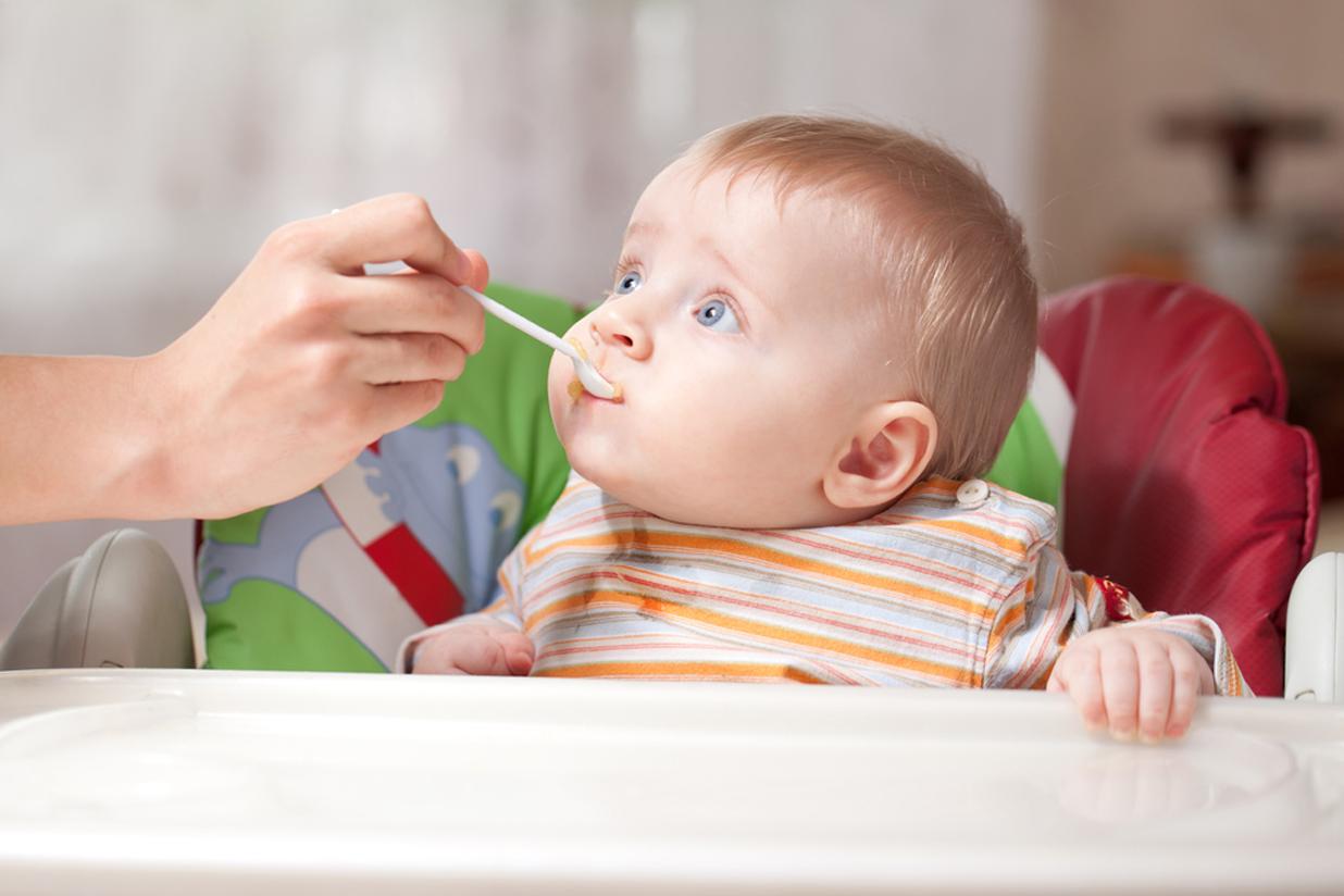 „Ce-ai făcut, omule!” Reacția de milioane a unui bebeluș care gustă broccoli pentru prima oară! N-ai cum să ratezi asta!