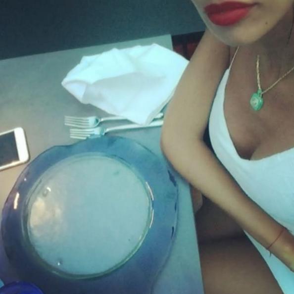 VIDEO: Fustă scurtă şi decolteu ad&acirc;nc! Mădălina Ghenea s-a filmat &icirc;ntr-un restaurant subacvatic, dar a scăpat un cadru FIERBINTE