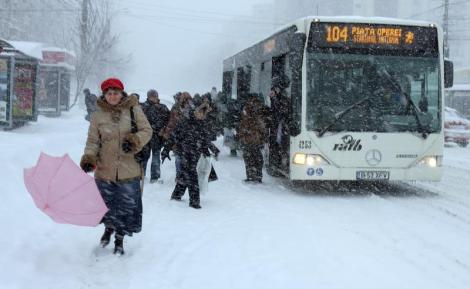 O bucureșteancă a ieșit îmbrăcată așa în autobuz! Pe un ger năprasnic, ținuta domnișoarei a atras toate privirile!