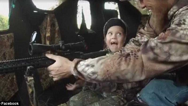Alți copilași de vârsta ei plâng la „Moartea căprioarei”, însă această fetiță se bucură și e lăudată când împușcă una! Are vânatul în sânge!