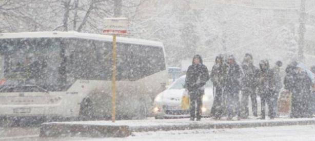 Urgia albă! Mai multe tramvaie au fost blocate &icirc;n Capitală! RATB suplimentează mijloacele de transport &icirc;n comun