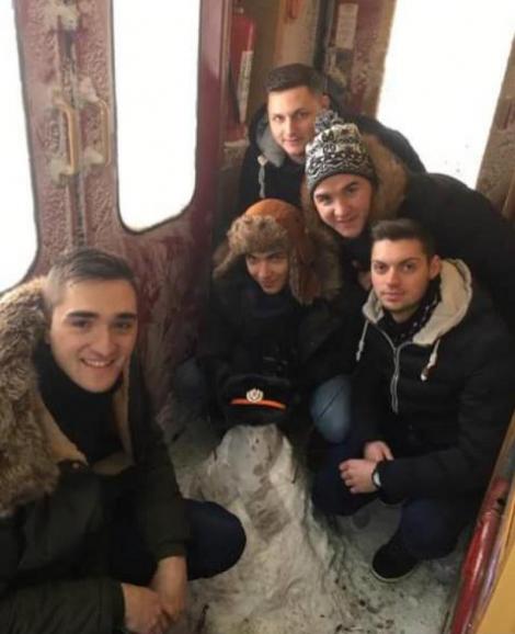 VIRALUL VISCOLULUI din 2017. La drum, cu voioșie: Pentru că a nins în tren, mai mulți tineri au făcut om de zăpadă pe ruta Iași - Timișoara!