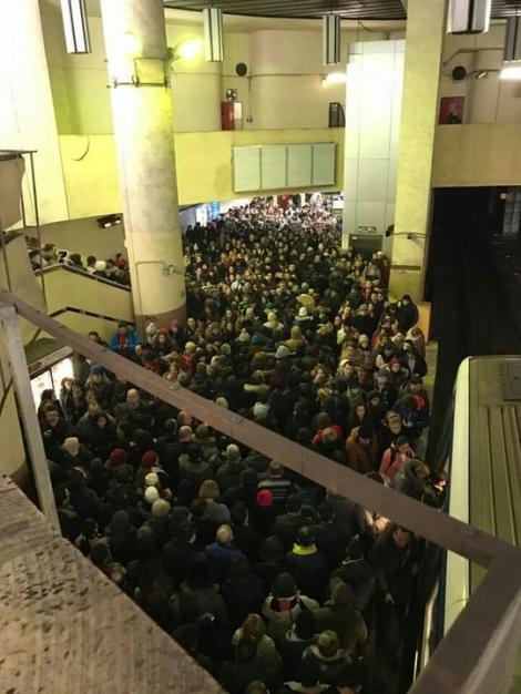 FOTO! Bucureștenii s-au mutat la metrou, unde n-a fost loc să arunci un ac. Metrorex a solicitat sprijinul Poliției
