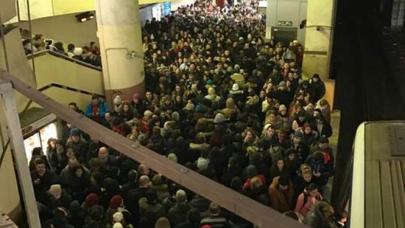 FOTO! Bucureștenii s-au mutat la metrou, unde n-a fost loc să arunci un ac. Metrorex a solicitat sprijinul Poliției