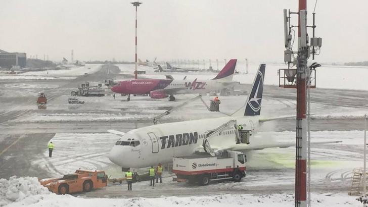 Probleme mari pe Aeroportul Otopeni! Din cauza condiţiilor meteo, Tarom a anulat mai multe zboruri