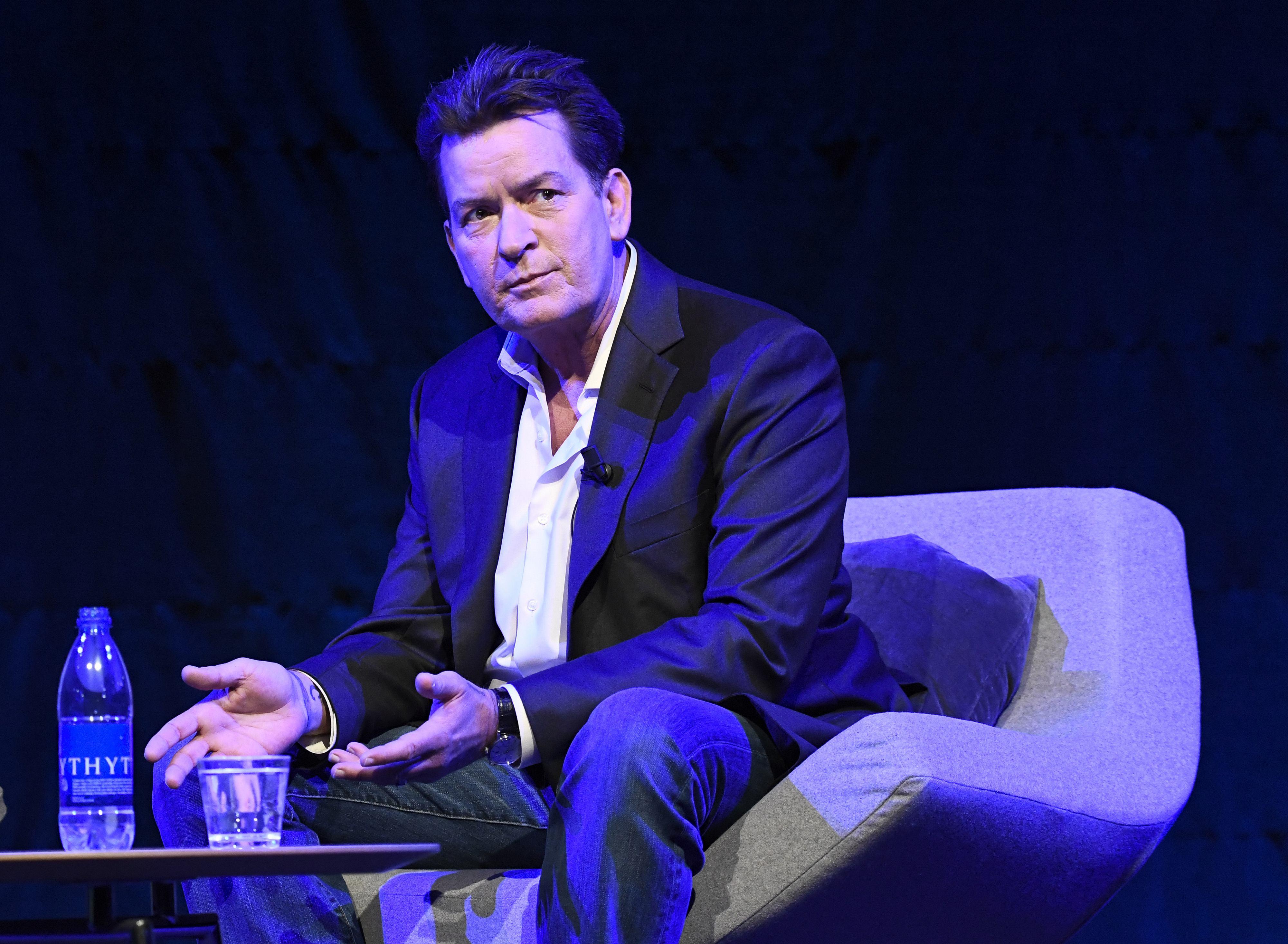 Disperarea l-a &icirc;mpins spre moarte! Charlie Sheen, la un pas de sinucidere: "Am vrut să &icirc;nghit un glonț"