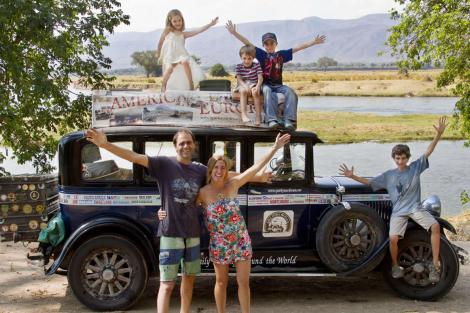 De 17 ani pe drumurile planetei! O familie face înconjurul lumii într-o mașină veche de 89 de ani!