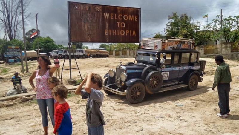 De 17 ani pe drumurile planetei! O familie face înconjurul lumii într-o mașină veche de 89 de ani!