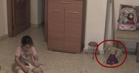 Imagini ÎNFIORĂTOARE! O fetiță se juca în camera ei, când a observat ceva straniu cu păpușa: Părinții au fost șocați când s-au uitat pe camere