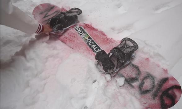 Show de zile mari pe bulevard! Un tânăr s-a dat cu placa de snowboard pe străzile din București!