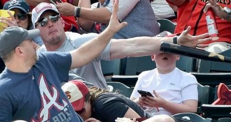 FOTO! Un tată a devenit eroul unui stadion întreg, după ce și-a salvat fiul de la o lovitură mortală