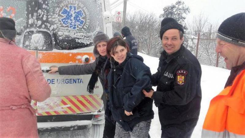 Salvări dramatice din satele izolate, îngropate în zăpadă. În Iași, un tată a fost moașă pntru fiica lui. Soția lui a intrat în travaliu, iar salvatorii nu puteau ajunge la ea