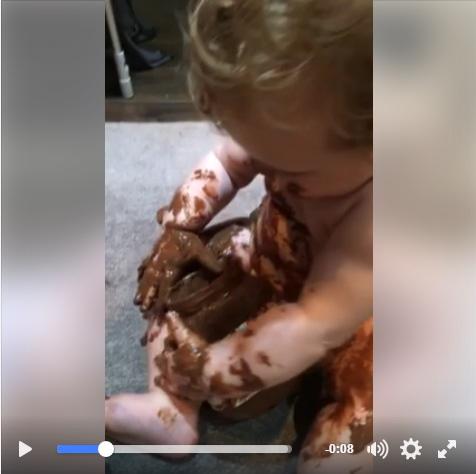 VIDEO adorabil! Cel mai "mare" iubitor de cremă de ciocolată s-a "îmbrăcat" în ea: Părinții l-au găsit pe bebe la masă!