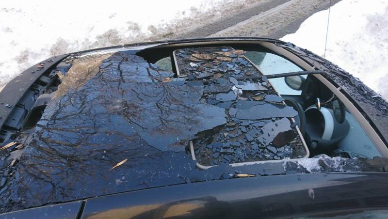 Un bucureștean s-a ales cu geamul bolidului făcut zob și cu teama că gheața l-ar fi putut nimeri chiar pe el : „Un cetățean și-a curățat balconul de țurțuri pe mașina mea!”