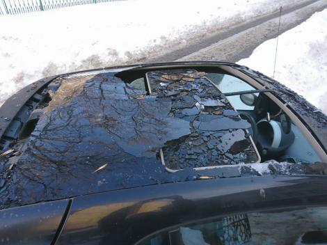 Un bucureștean s-a ales cu geamul bolidului făcut zob și cu teama că gheața l-ar fi putut nimeri chiar pe el : „Un cetățean și-a curățat balconul de țurțuri pe mașina mea!”