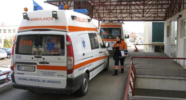 Accident grav &icirc;n judeţul Neamţ. O persoană a murit şi alte şase au fost rănite, după ce o autoutilitară şi un microbuz s-au ciocnit