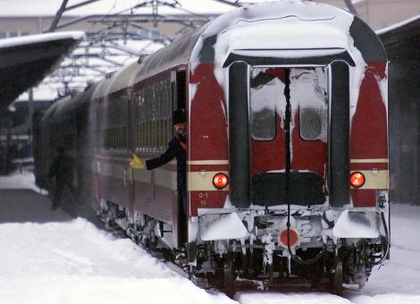 Condiții de "5 stele" în trenurile din România! Zăpadă cât cuprinde și ninsoare ca-n povești: "Dacă nu-ți convine, du-te cu autocarul"