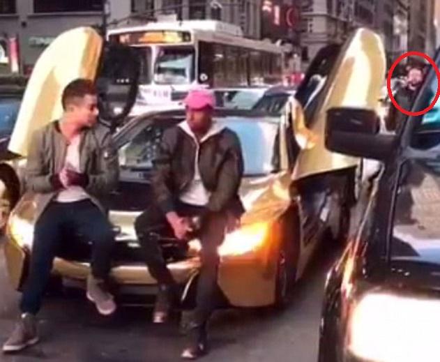 România, ia și "învață"! Băiețașii de New York, la un popas cu bolidul, în mijlocul străzii. S-au tras în poze și au blocat traficul. Ce le-a făcut un șofer exasperat?