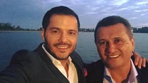 Nea Mărin, m&acirc;ndru nevoie mare!  Liviu V&acirc;rciu s-a fotografiat alături de "băiatul lui". Imaginea a str&acirc;ns peste 20 de mii de like-uri: "Prințul meu frumos"