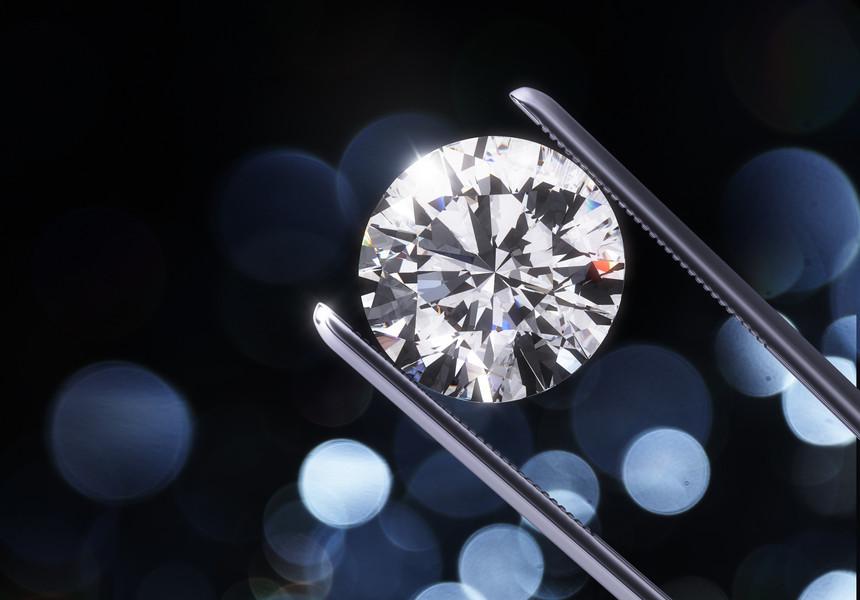 Rom&acirc;nul hoț, dar inventiv: A furat bijuterii de milioane de euro! &rdquo;Mi-a arătat cutia cu diamantele. Le-am luat și i-am pus &icirc;n ea, &icirc;napoi, pietre de pe stradă. Nu s-a prins!&rdquo;