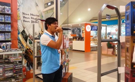 Un v&acirc;nzător a șocat un mall &icirc;ntreg atunci c&acirc;nd a pus m&acirc;na pe microfon și a &icirc;nceput să c&acirc;nte! Nimeni n-a crezut că așa ceva e posibil!