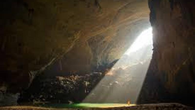 Afară era doar un morman de pietre, înăuntru - cea mai mare peșteră din lume. Ce au găsit britanicii în interiorul unei adevărate minuni de-ale naturii, Peștera Son Doong