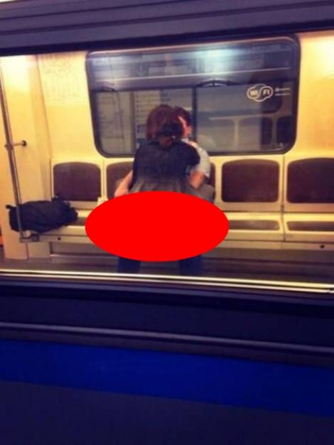 FOTO: Atenţie, se închid uşile şi începe amorul! Doi tineri au dat frâu liber pasiunii şi s-au iubit în metrou
