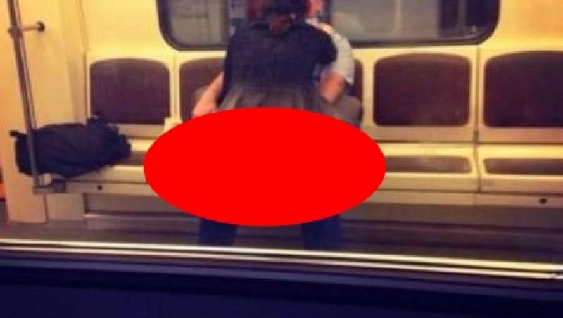 FOTO: Atenţie, se închid uşile şi începe amorul! Doi tineri au dat frâu liber pasiunii şi s-au iubit în metrou