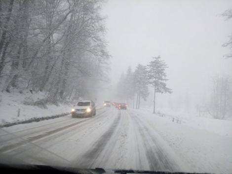Situaţia actualizată a drumurilor naţionale închise! Unde nu se poate circula din cauza zăpezii