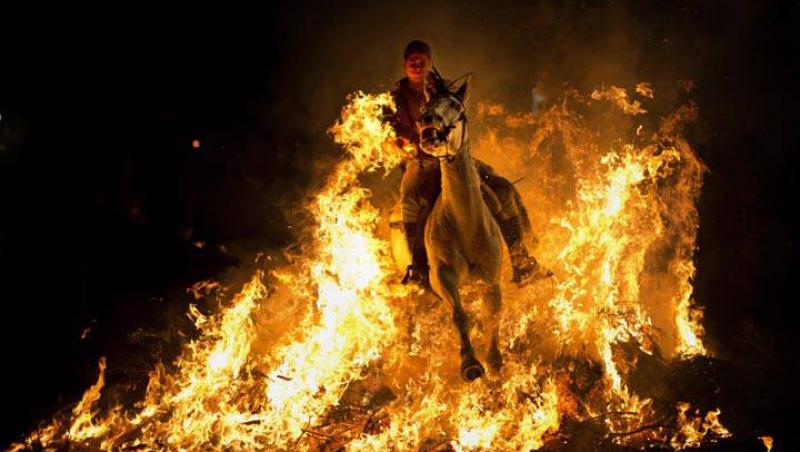 VIDEO: Imagini greu de privit! Tradiție rezervată doar curajoșilor: spaniolii sar cu caii în foc pentru purificare