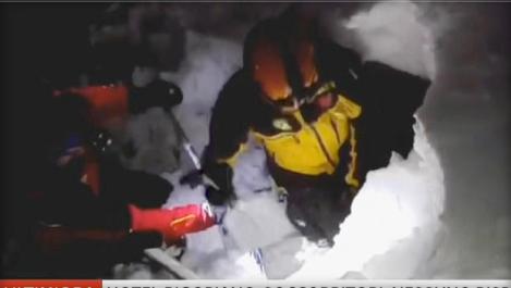 Vacanță transformată în coșmar. Un hotel din Italia a fost înghițit de o avalanșă. Trei cadavre au fost găsite, iar trei români sunt dați dispăruți