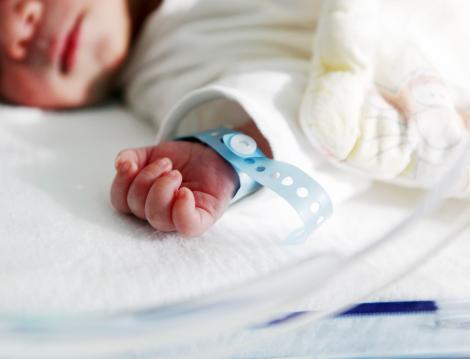 Primul bebeluș din Europa născut din "trei părinți". Două femei și un bărbat i-au dat viață