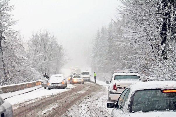 Atenție, șoferi, regula e &bdquo;bară la bară&rdquo;! Rom&acirc;nii se &icirc;ntorc din vacanța de Anul Nou. Cum se circulă pe drumurile din țară