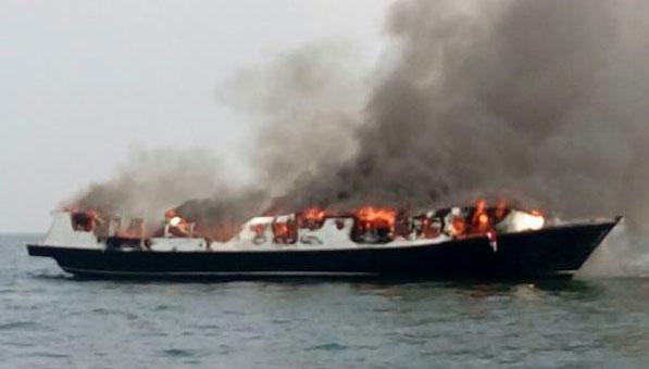 Incendiu la bordul unei nave &icirc;n Indonezia: Căpitanul a fost arestat după ce 23 de oameni au murit arși de vii: &bdquo;O parte din pasageri s-a  aruncat &icirc;n apă!&rdquo;