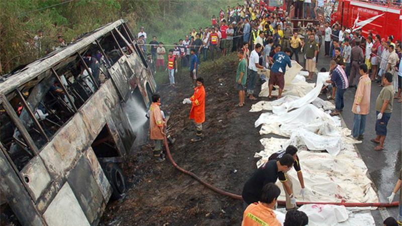 Carnagiu &icirc;n  trafic! Cel puţin 25 de morţi &icirc;n urma unui accident rutier petrecut &icirc;n estul Thailandei