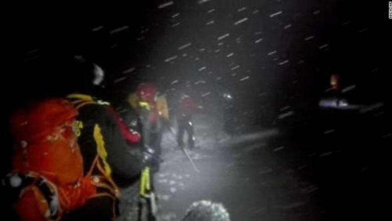 IMAGINILE DURERII! Avalanșă în Italia: Pompierii au localizat șase supraviețuitori sub dărâmături și zăpadă