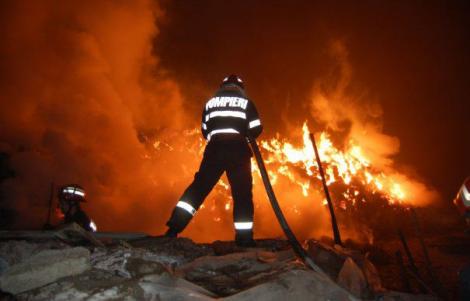 Dezastrele se țin lanț! Un alt incendiu a izbucnit în zona Apărătorii Patriei din Bucureşti. Patru case ard