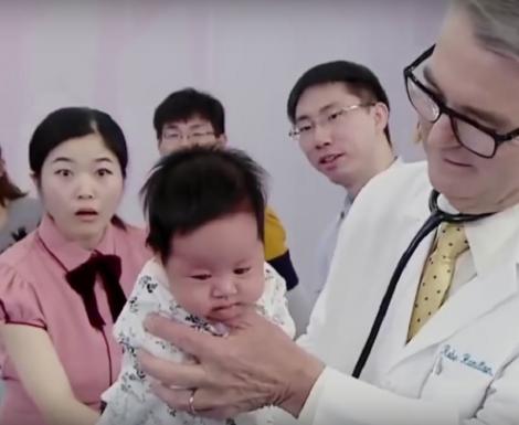 Truc magic pentru mămici. Cum poți liniști un bebeluș care plânge, în doar cinci secunde. Metoda a fost testată și funcționează! (VIDEO)