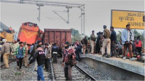Catastrofă feroviară! Peste 36 de morţi şi 50 de răniţi într-un accident din estul Indiei. Un tren a deraiat