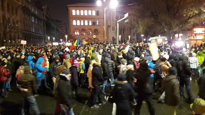 UPDATE: Protestul s-a &icirc;ncheiat / Peste 10.000 de oameni protestează &icirc;n Piaţa Universităţii. Ce se &icirc;nt&acirc;mplă acum - VIDEO LIVE