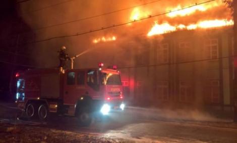 Incendiu puternic la un spital de psihiatrie din Timiş. Zeci de bolnavi sunt evacuaţi, printre care 25 netransportabili