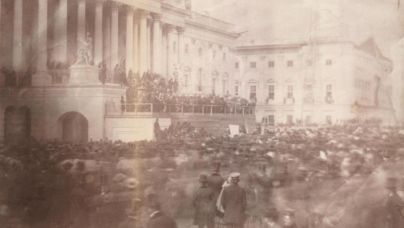 Prima fotografie de la învestirea unui președinte american. Asa era fotografiat cel mai important om în stat, acum 160 de ani. Nu existau aparate profesionale