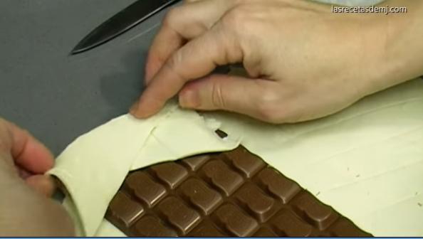 VIDEO VIRAL! Înfăşoară o tabletă de ciocolată în aluat, însă rezultatul este de neratat. Ai nevoie de doar două ingrediente pentru cel mai uşor şi rapid desert din lume