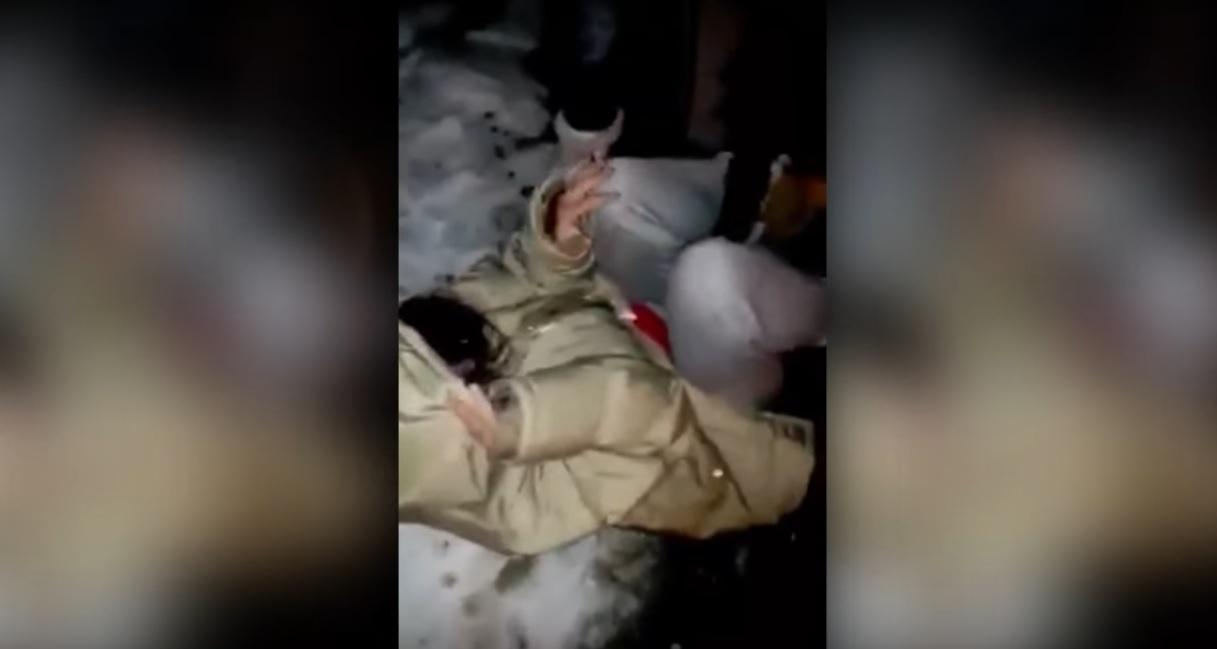 Atenție! Imagini greu de privit. O copilă de 15 ani, bătută crunt de o adolescentă.T&acirc;r&acirc;tă de păr, fata pl&acirc;nge sub ploaia de lovituri (VIDEO)
