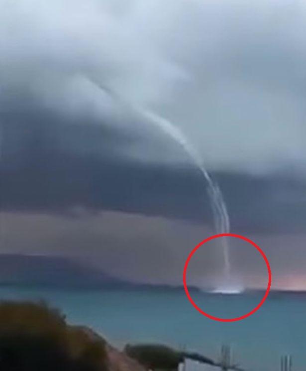 Un OZN apărut din senin a ridicat apa din mare la cer! Un martor a filmat adevărul ascuns p&acirc;nă acum!