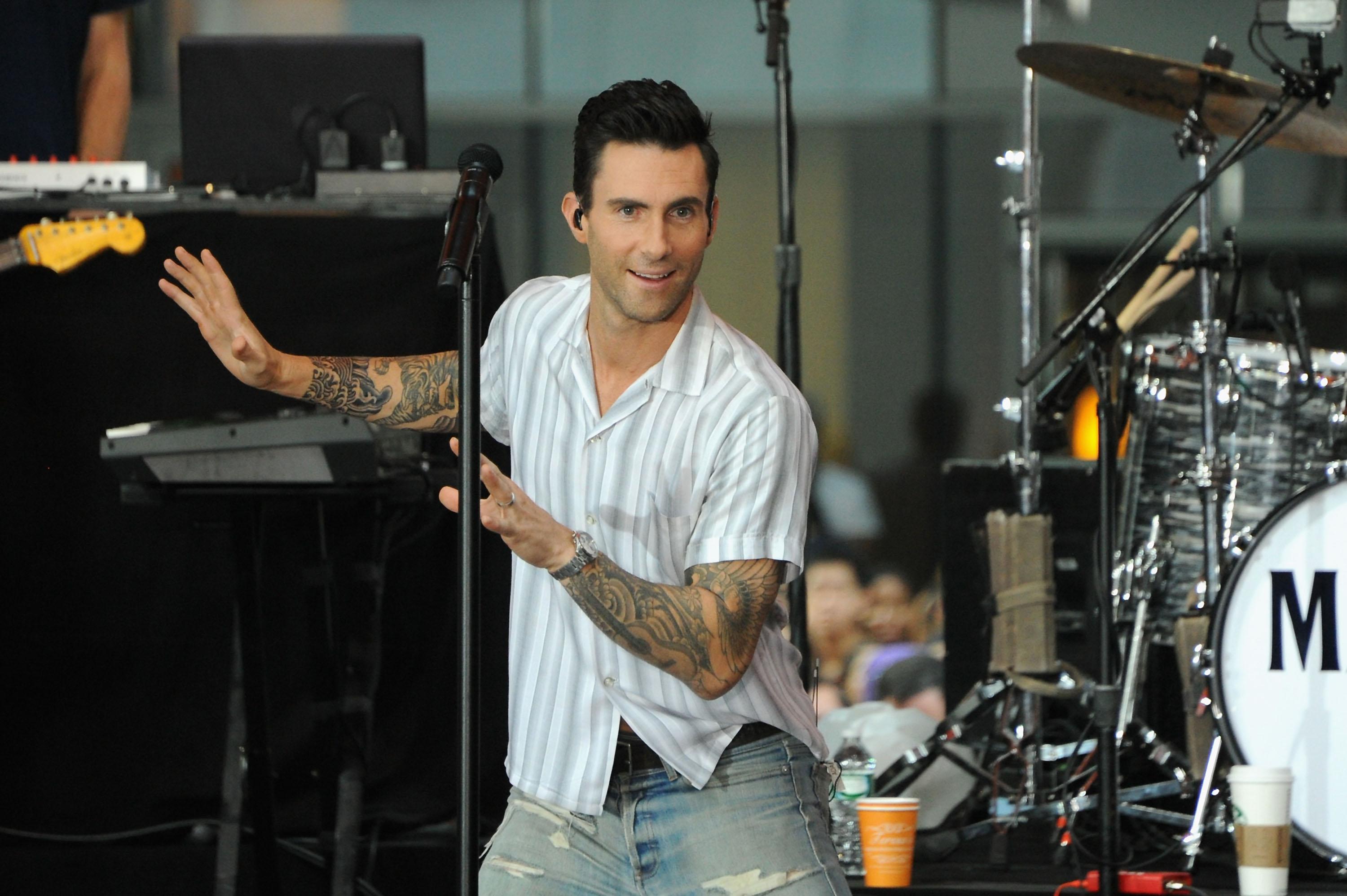 Michael Jackson trăiește! Adam Levine, solistul de la Maroon 5, l-a "adus" în fața fanilor. Doamne, cum cântă!