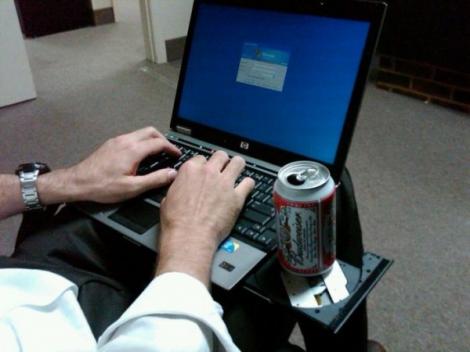 Un bărbat a cumpărat un laptop vechi de pe internet, dar a rămas fără cuvinte când a descoperit ce era înăuntru!