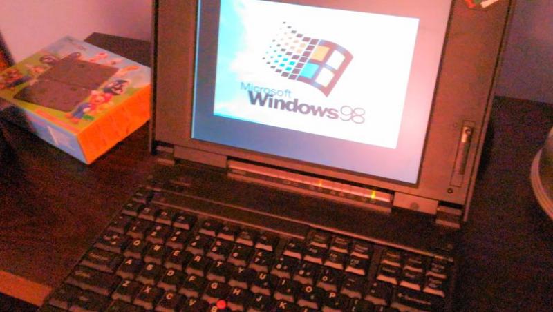 Un bărbat a cumpărat un laptop vechi de pe internet, dar a rămas fără cuvinte când a descoperit ce era înăuntru!